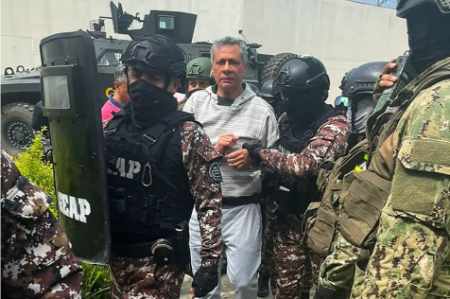 عکسهای جالب,عکسهای جذاب,خورخه گلاس معاون سابق رییس جمهوری اکوادور، توسط پرسنل امنیتی به زندان 