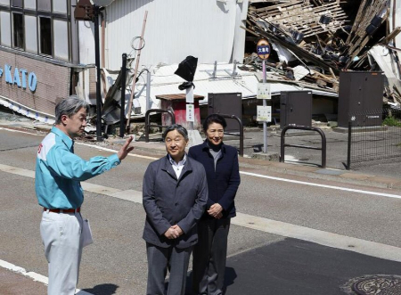 عکسهای جالب,عکسهای جذاب,بازدید امپراتور و ملکه ژاپن از مناطق زلزله زده این کشور