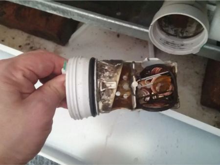 فیلتر کثیف ماشین لباسشویی پر از آشغال و رسوب قبل از تمیز کردن فیلتر کثیف ماشین لباسشویی پر از آشغال و رسوب قبل از تمیز کردن