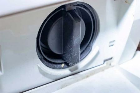 فیلتر تمیز ماشین لباسشویی بعد از شستشو و آماده نصب دوباره فیلتر تمیز ماشین لباسشویی بعد از شستشو و آماده نصب دوباره