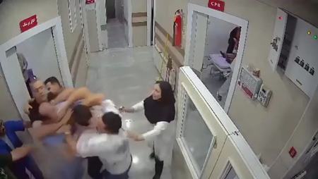 حمله دسته‌جمعی همراهان بیمار به یک پزشک در شهریار،اخبار حوادث،خبرهای حوادث