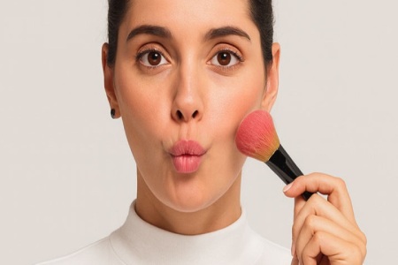 چگونه با رژگونه گونه را برجسته کنیم؟ چگونه با رژگونه گونه را برجسته کنیم؟