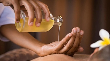 ماساژ روغن بابونه روی بدن برای درمان درد و گرفتگی عضلات ماساژ روغن بابونه روی بدن برای درمان درد و گرفتگی عضلات