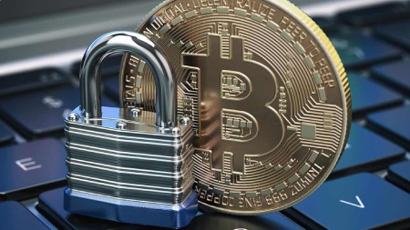 تصویر گرافیکی از قفل دیجیتال روی نماد بیت‌کوین که نشان‌دهنده‌ی امنیت دارایی دیجیتال