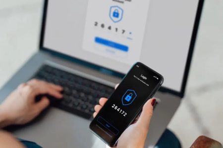 تصویر فردی در حال احراز هویت دومرحله‌ای برای حفاظت از دارایی های دیجیتال