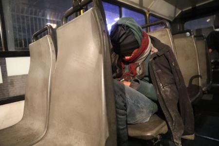 کارتن خواب در اتوبوس،اخبار اجتماعی،خبرهای اجتماعی کارتن خواب در اتوبوس،اخبار اجتماعی،خبرهای اجتماعی