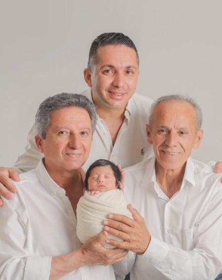 ژستهای خاص برای عکاسی با خانواده به همراه چیدمان میز خاطره ژستهای خاص برای عکاسی با خانواده به همراه چیدمان میز خاطره