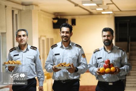 عکس خبری،شب یلدای آتش‌نشان‌ها در همدان