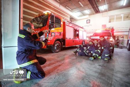 عکس خبری،شب یلدای آتش‌نشان‌ها در همدان