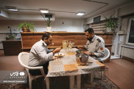 عکس خبری،شب یلدای آتش‌نشان‌ها در همدان