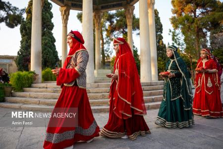 عکس خبری،شب یلدا در آرامگاه حافظ