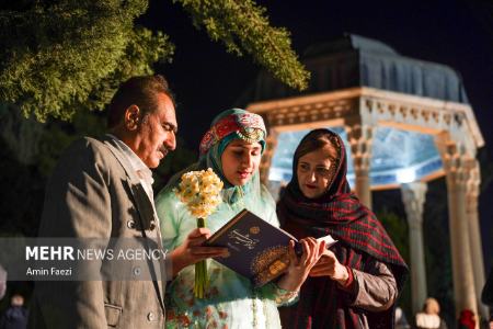 عکس خبری،شب یلدا در آرامگاه حافظ