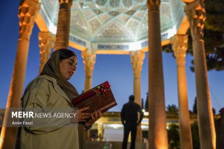عکس خبری،شب یلدا در آرامگاه حافظ