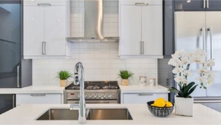 کابینت مدرن هایگلاس سفید طوسی با دستگیره فلزی