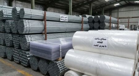 انبار بزرگ مصالح ساخت گلخانه شامل لولههای گالوانیزه و رولهای پلاستیک یووی با برچسبهای فارسی، مناسب برای استعلام قیمت مصالح انبار بزرگ مصالح ساخت گلخانه شامل لولههای گالوانیزه و رولهای پلاستیک یووی با برچسبهای فارسی، مناسب برای استعلام قیمت مصالح