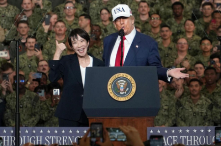 عکسهای جالب,عکسهای جذاب,سخنرانی ترامپ در ناو هواپیمابر جورج واشنگتن در کنار نخست وزیر جدید ژاپن برای نیروهای آمریکایی مستقر در ژاپن