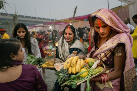 عکسهای جالب,عکسهای جذاب,پخش نذورات هندوها در جشنواره آیینی 