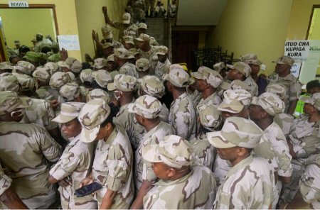 عکسهای جالب,عکسهای جذاب,صف رای دادن نظامی ها در انتخابات ریاست جمهوری تانزانیا/ مدرسه ای در شهر زنگبار