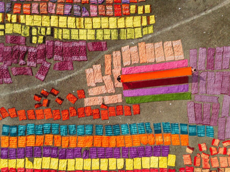 عکسهای جالب,عکسهای جذاب,پهن کردن پارچه های رنگ آمیزی شده برای خشک شدن آنها