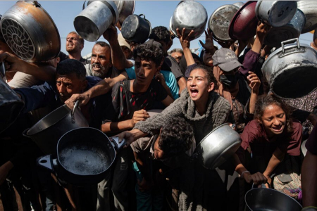 عکسهای جالب,عکسهای جذاب,توزیع غذا در شهر خان یونس در جنوب نوار غزه