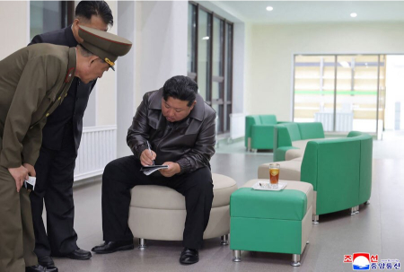 عکسهای جالب,عکسهای جذاب,بازدید رهبر کره شمالی از یک بیمارستان در حال ساخت در پیونگ یانگ