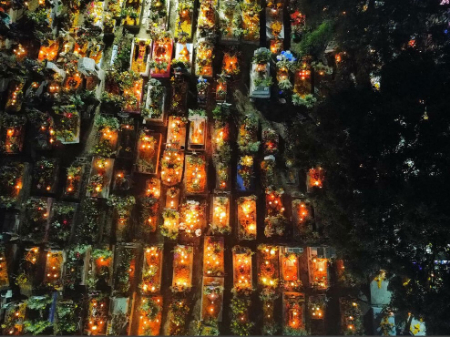 عکسهای جالب,عکسهای جذاب,روشن کردن شمع بر سر قبور گورستان شهر مکزیکوسیتی