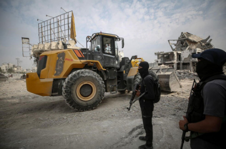 عکسهای جالب,عکسهای جذاب,خودروهای سنگین مصری در حال عملیات جستجو برای یافتن اجساد