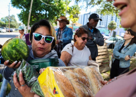 عکسهای جالب,عکسهای جذاب,توزیع غذا و آذوقه بین نیازمندان ایالت فلوریدا آمریکا از طریق کامیون خیریه در پی قطع بودجه کمک غذایی فدرال