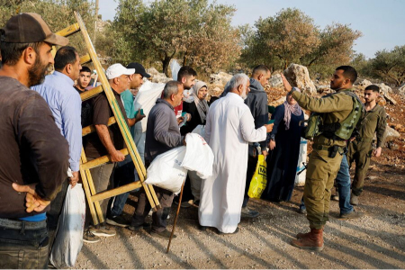 عکسهای جالب,عکسهای جذاب,سربازان اسرائیلی در کرانه باختری کارت‌های شناسایی فلسطینی‌هایی را که در فصل برداشت زیتون سالانه وارد زمین‌هایشان می‌شوند، بررسی می‌کنند.