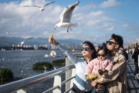 عکسهای جالب,عکسهای جذاب,گردشگران در سد هایگنگ  در جنوب غربی چین