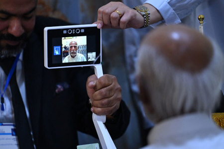 عکسهای جالب,عکسهای جذاب,استفاده از دستگاه تشخیص چهره برای شناسایی یک رای‌دهنده در انتخابات سراسری (پارلمانی) در عراق