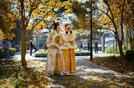 عکسهای جالب,عکسهای جذاب,سلفی گرفتن با لباس های سنتی چینی