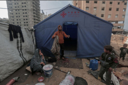 عکسهای جالب,عکسهای جذاب,دردسر سرمای هوا و باران برای مردم اسکان داده شده در چادر در نوار غزه