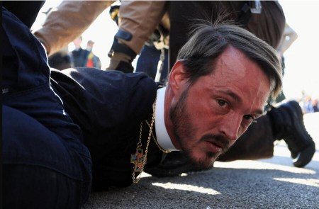 عکسهای جالب,عکسهای جذاب,بازداشت یک کشیش معترض به سیاست های ضدمهاجرتی ترامپ