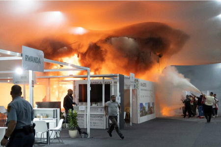 عکسهای جالب,عکسهای جذاب,استفاده از کپسول‌های آتش‌نشانی برای خاموش کردن آتش در غرفه کشورها