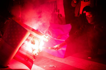 عکسهای جالب,عکسهای جذاب,آتش زدن پرچم آمریکا در جریان تظاهرات جنبش ضد فاشیست در شهر مادرید اسپانیا 