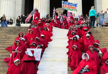 عکسهای جالب,عکسهای جذاب,تجمع معترضان ضدترامپ در مقابل بنای یادبود لینکلن