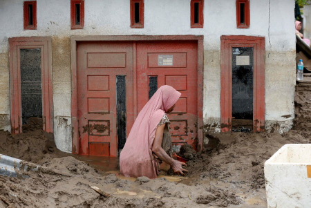 عکسهای جالب,عکسهای جذاب,گل و لای سیلاب در آچه اندونزی