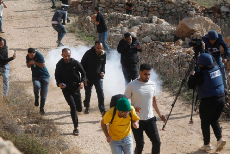 عکسهای جالب,عکسهای جذاب,ممانعت نیروهای اسرائیلی و شهرک نشینان صهیونیست از ورود کشاورزان فلسطینی