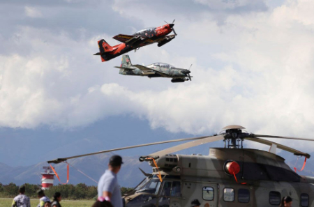 عکسهای جالب,عکسهای جذاب,پرواز دو هواپیمای نظامی در طول نمایشگاه هوایی صنعتی ونزوئلا