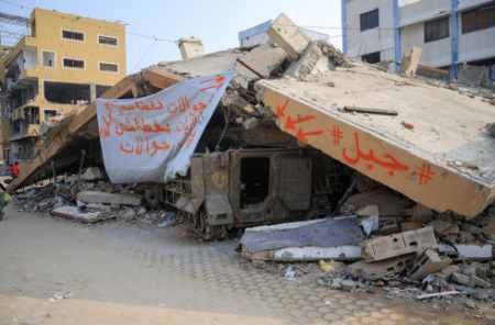 عکسهای جالب,عکسهای جذاب,تولید برق به سبک غزه؛ تبدیل یک نفربر زرهی رها شده ارتش اسرائیل به یک نقطه شارژ خورشیدی برای تلفن‌های همراه و دستگاه‌های الکترونیکی