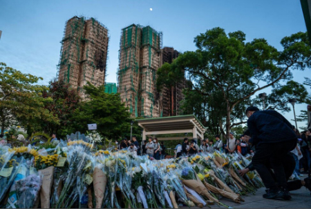 عکسهای جالب,عکسهای جذاب,اهدای گل به قربانیان آتش سوزی