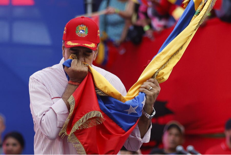 عکسهای جالب,عکسهای جذاب,رئیس جمهوری ونزوئلا در جریان یک تظاهرات میهنی در کاراکاس پرچم کشورش را می بوسد.