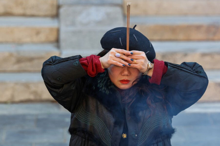 عکسهای جالب,عکسهای جذاب,سوزاندن عود در معبدی در پکن