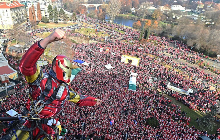 عکسهای جالب,عکسهای جذاب,فردی با لباس مرد آهنی در حال پایین آمدن از ارتفاع در طول گردهمایی بابانوئل‌ها در میدان روبروی بیمارستان کودکان در شهر تورین ایتالیا/ EPA