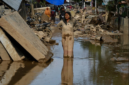 عکسهای جالب,عکسهای جذاب,کشته شدن دستکم 900 نفر در اثر سیل و رانش زمین در اندونزی