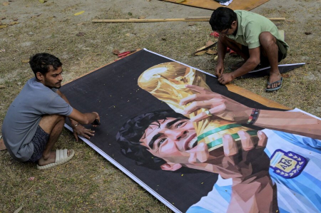 عکسهای جالب,عکسهای جذاب,آماده‌سازی پوستر اسطوره فوتبال آرژانتین، دیه‌گو مارادونا، پیش از سفر لیونل مسی، ستاره آرژانتینی به هند هستند.