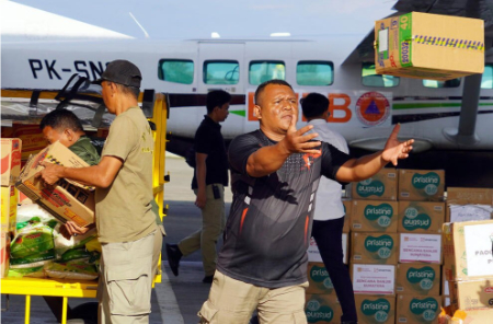 عکسهای جالب,عکسهای جذاب,امدادرسانی و جمع آوری کمک برای سیلزدگان اندونزیا