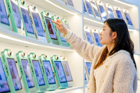 عکسهای جالب,عکسهای جذاب,دستگاه‌های پخش زنده مجهز به هوش مصنوعی در کارگاه تولیدی یک شرکت فناوری چینیا