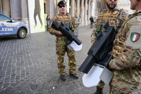 عکسهای جالب,عکسهای جذاب,سربازان ایتالیایی با تفنگ‌های ضد پهپاد در نزدیکی محل دیدار نخست وزیر ایتالیا و رئیس جمهوری اوکراین در شهر رُم